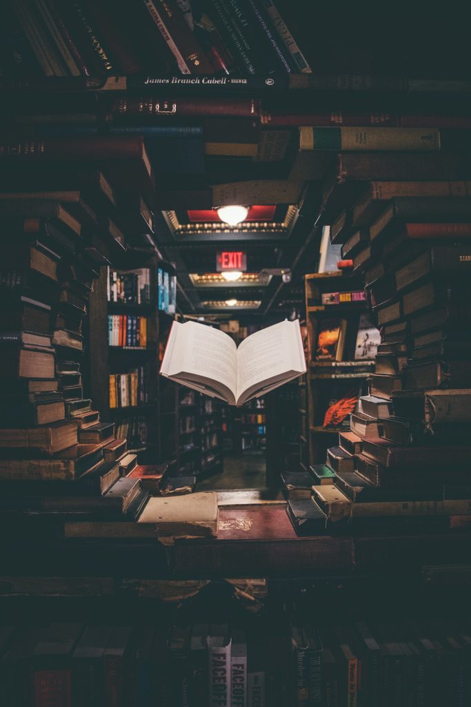Maszyna do pisania na biurku — krótkie formy literackie
